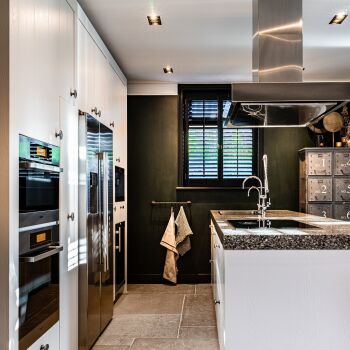 Photo: Iris Floor, Pure & Original